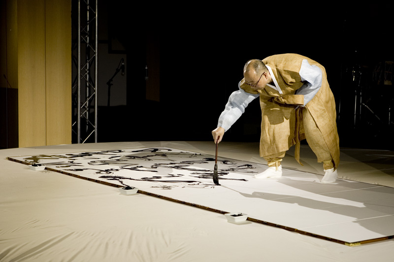 Calligraphic performance by Kim Jong-Won
